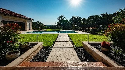 Spring Branch, TX home landscaping with brown mulch.